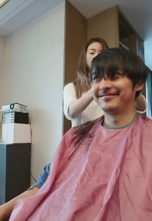 李晟|李晟为李佳航理发，胡子拉碴状态憔悴，素颜出镜酷似流浪汉