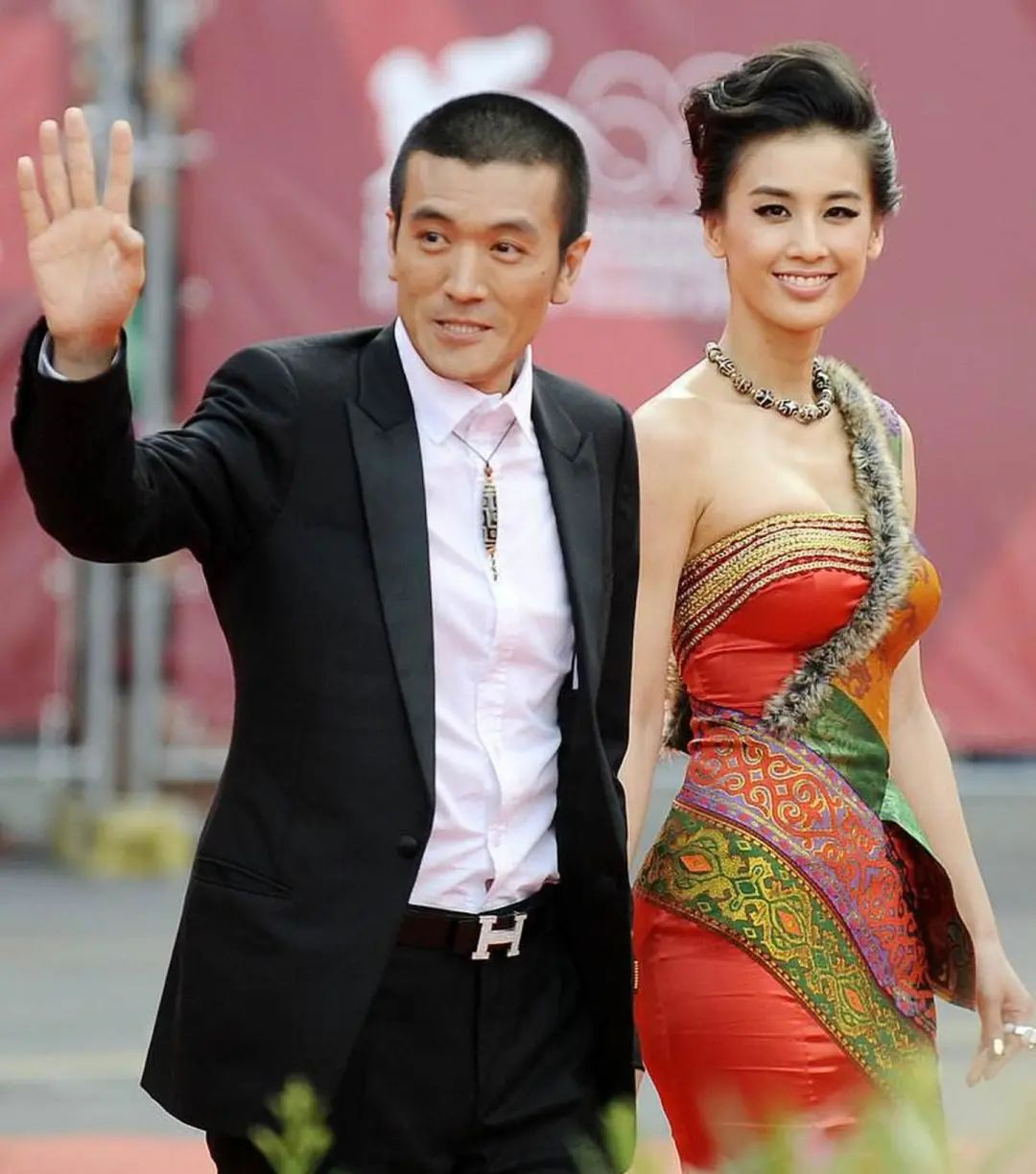 黄圣依|圆脸小花飘了？杨子黄圣依离婚？张庭夫妇躲避巨额罚款？