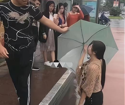 彩礼24万涨到40万,男子3次提亲被拒后分手,女友跪地求复合