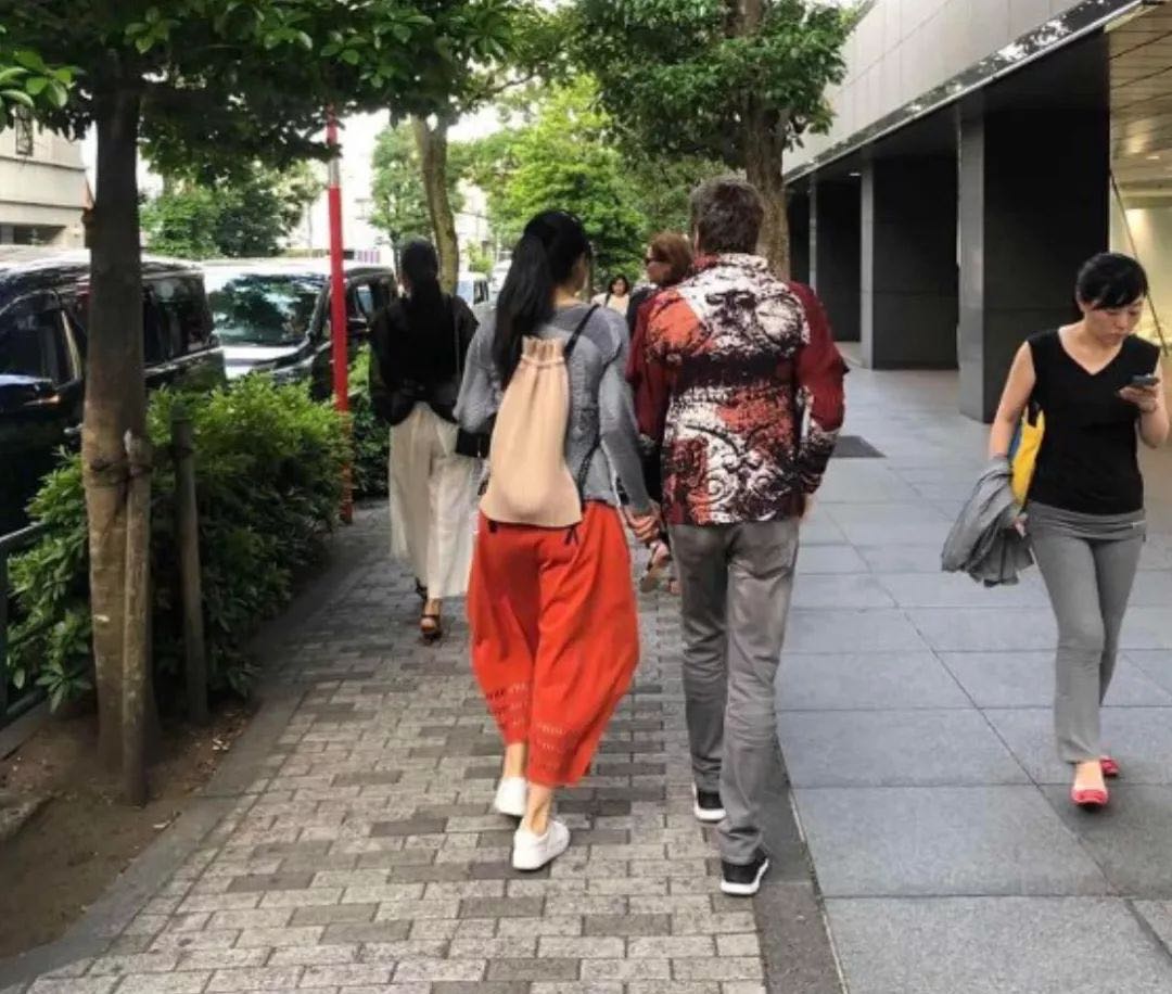巩俐|巩俐夫妇现身日本街头!穿大红灯笼裤太招摇,被老公牵着还闯红灯