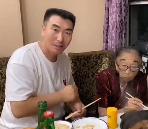 欧阳娜娜|85岁马玉琴被丈夫接回家，承诺晚年让她休息，网友：找好下家了？