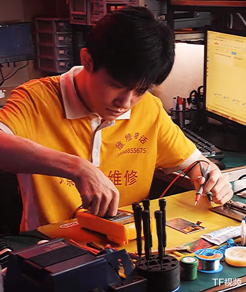 花絮|《奇迹》发布花絮，易烊千玺在片场玩电脑，玩游戏和工作两不耽误