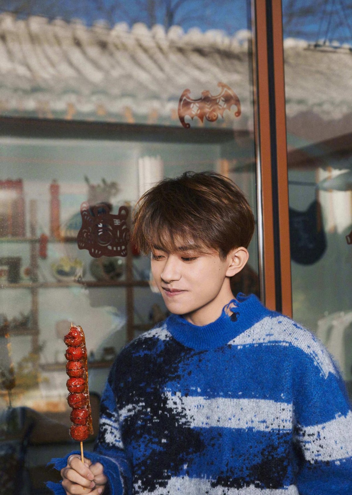 王俊凯|TFBoys的新年照太破防!王俊凯王源穿西装秀默契,虎年春晚不合体