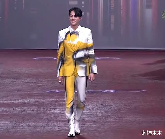 戏剧|金钟戏剧红毯造型：46岁林心如锁骨抢镜，杨谨华大秀好身材