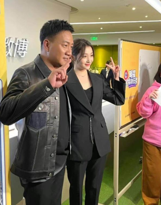 关晓彤|别再说关晓彤“壮”了!路人镜头下的她,身材比例很优越