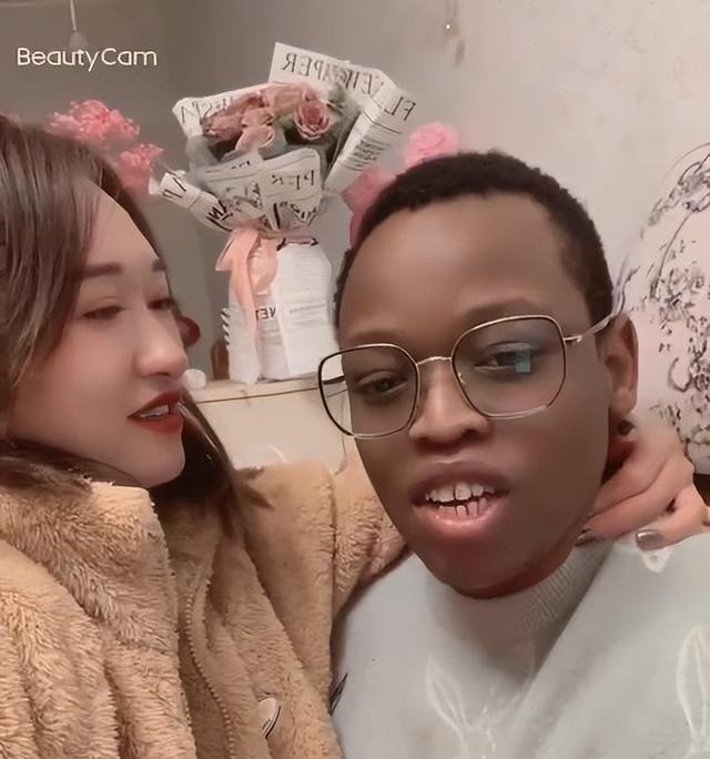 纪实:女子迷恋黑人男友,不顾家人反对怀孕生子,女子:他很强壮