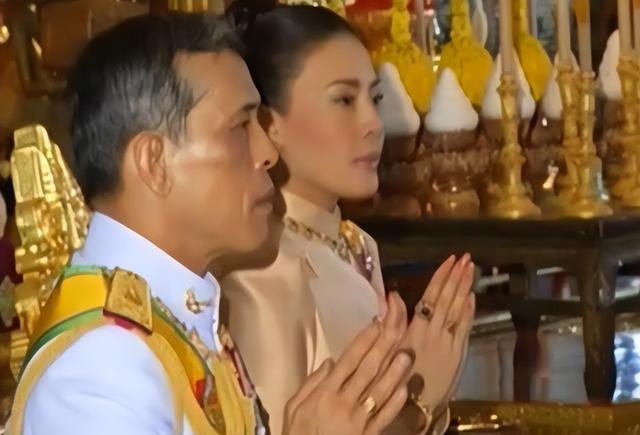 诗妮娜|37岁诗妮娜亮相例行海报，合影储妃提帮功，借助站位奠定复宠基础