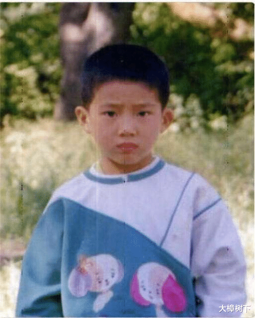 井柏然|出生不到一个月被父母抛弃,靠奶奶捡破烂养大,成名后父母却来认亲