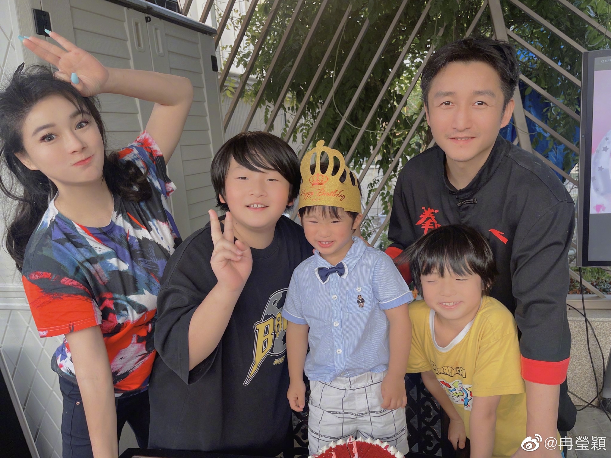 邹市明|拳王邹市明三胎儿子迎生日！全家五口共同亮相，三个兄弟三个国籍