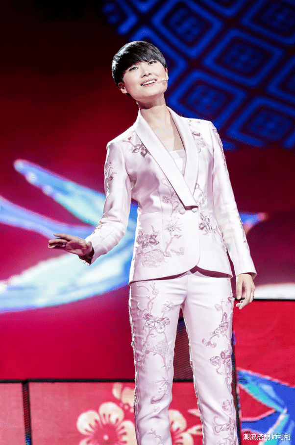 时尚搭配|李宇春这造型是得罪人了吗,中性服装搭配锅盖头,画眼线却显眼小