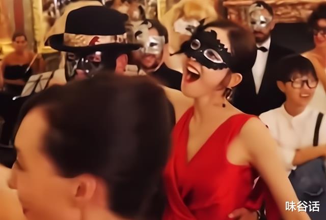 古力娜扎|古力娜扎拍戏旧照被翻出,穿低领长裙身姿曼妙,表情丰富略显可爱