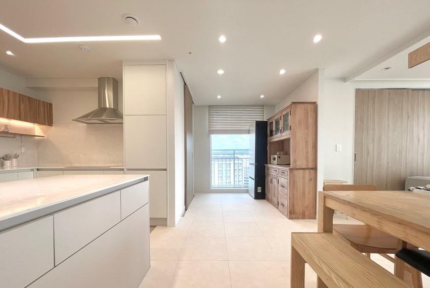 166㎡装修没有随大流,仅用白墙+原木,轻松打造一个大方耐看的家