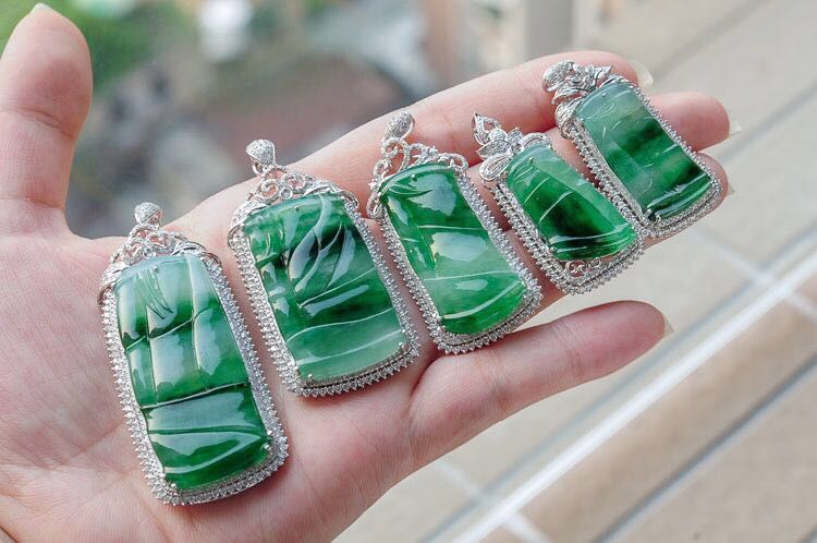 翡翠|无人问津的翡翠翡翠原石,一刀切开之后,货主笑了?