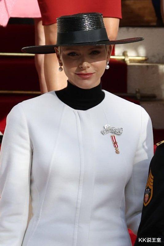 夏琳|夏琳王妃带龙凤胎儿女现身活动,穿白色斗篷,清冷肃穆,笑容勉强