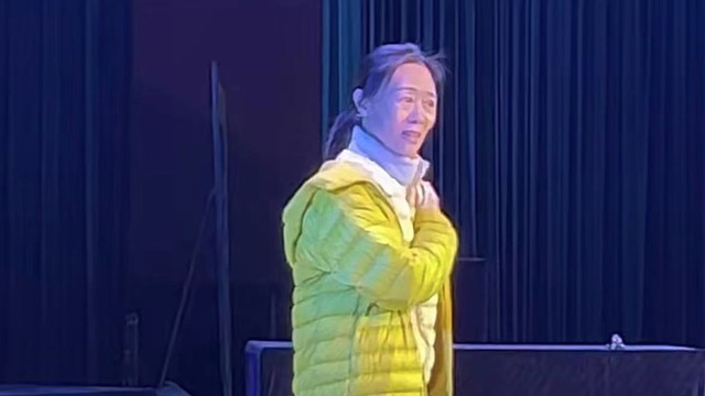 吴琼|60岁吴琼老到快认不出，上台满脸皱纹老来瘦，和小15岁老公有差别