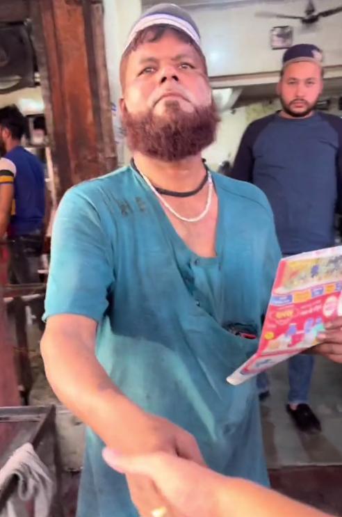 灭霸|网红刘庸飞2000公里吃灭霸炸鸡，右手戒指抢镜，网友：恋爱了？