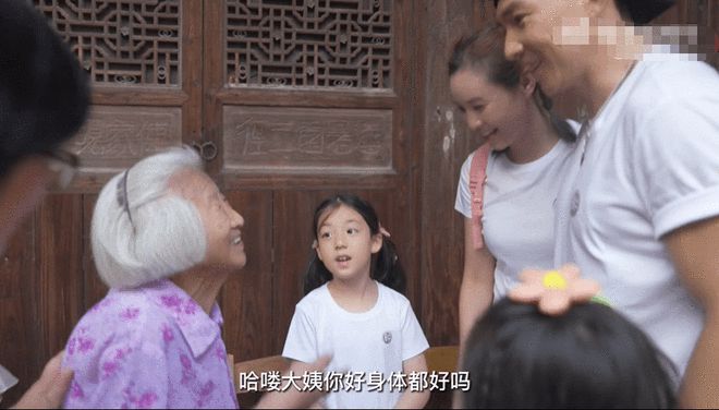 唐艺昕|刘畊宏回乡探亲拍大合照 听见乡音几度哽咽落泪