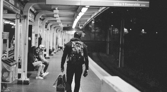 穿衣搭配|80后男子从月入三万到三千，感叹：我妈说得对，私企真得不稳定