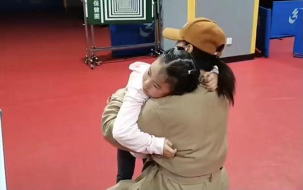 王楠|王楠女儿崩溃大哭2分钟，趴在妈妈怀里落泪，爸爸揭缺点：太要强
