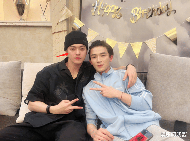 陈亚男|27岁许凯庆生照眼袋抢镜，疑因喝酒笑到模糊，C位景甜法令纹明显