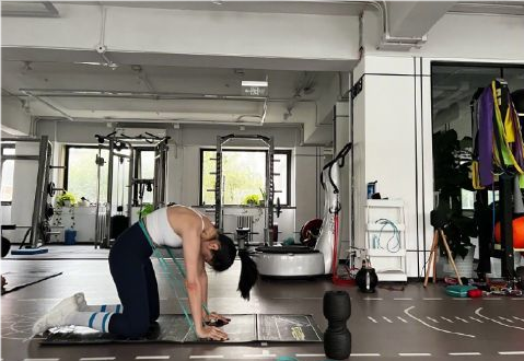 姚晨|42岁姚晨也加入秀身材行列！穿运动装纤细身材抢镜，关键气质佳