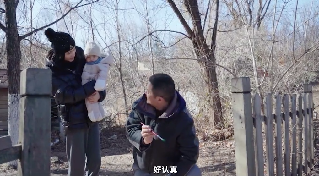 李亚鹏|李亚鹏带妻女感受大雪节气,被赞有烟火气,二胎正面出镜白皙可人
