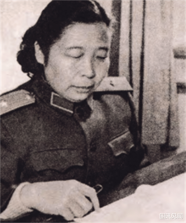 新中国第一位女将军，回乡时遇上毒打过自己的前夫，托人捎了句话