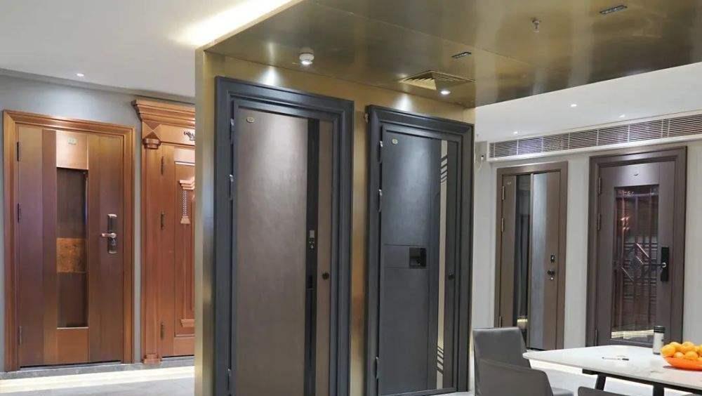 开发商配的入户门要不要换？什么时候换才合适？听听这几点建议