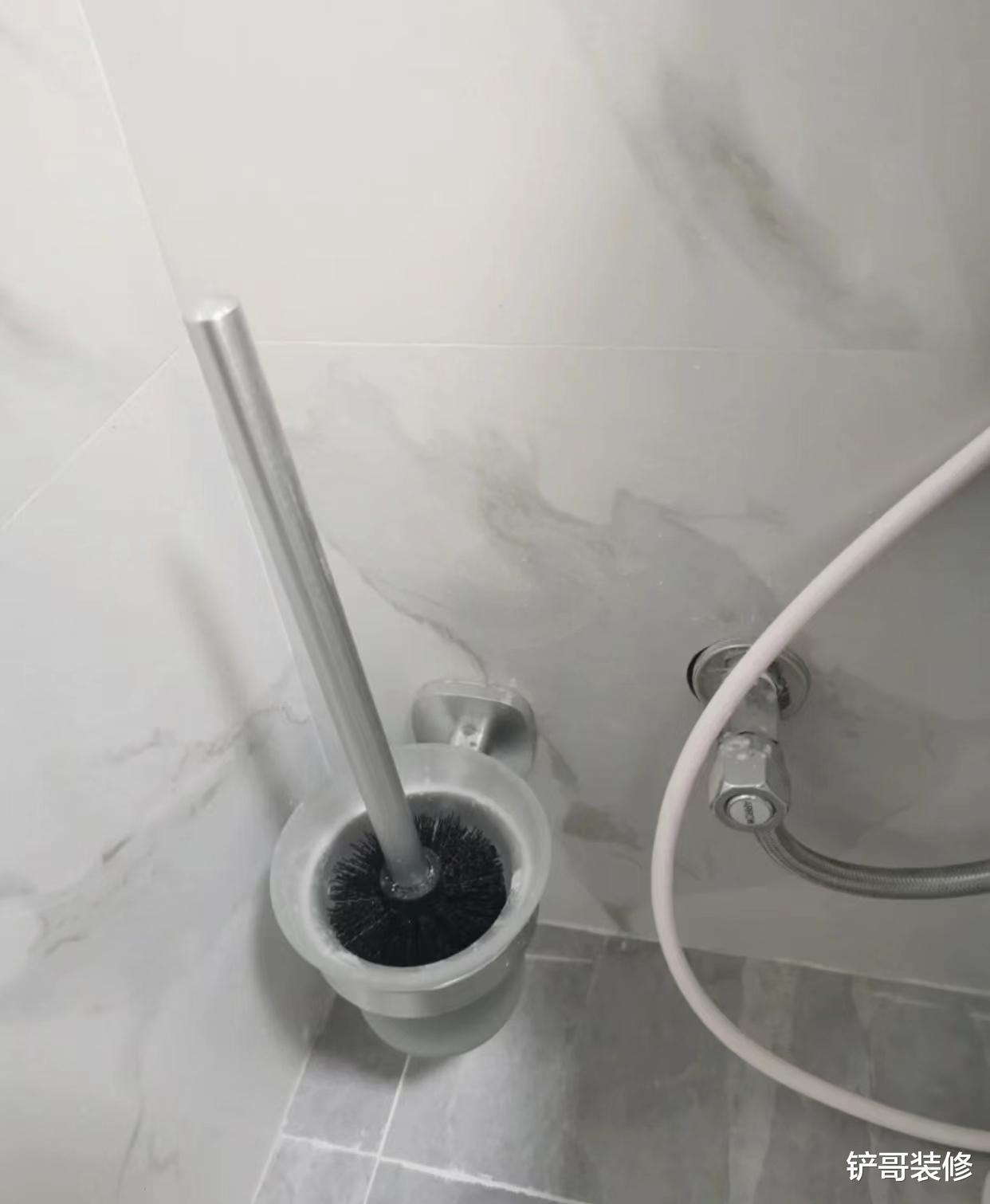 如厕后,“马桶盖”关上还是打开?我一直做错,难怪马桶又黄又臭