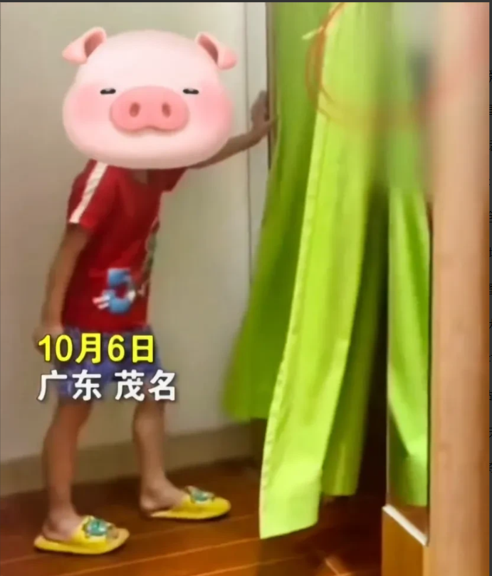 广东茂名。一女子在女试衣间换衣服,不料,换了一半门帘却被掀开,这把她吓得不轻