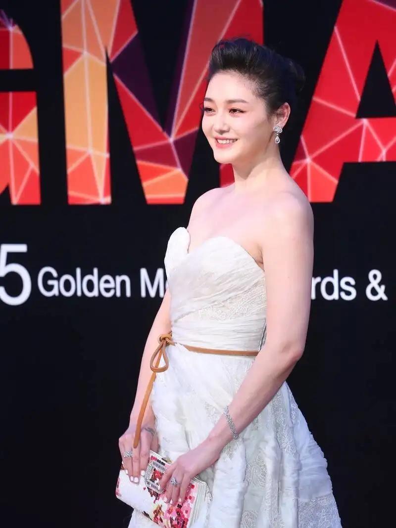 大S|大S、具俊晔结婚照曝光,穿露脐装结婚胆真大,糊的图也挡不住美