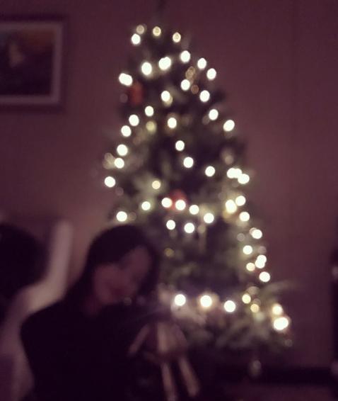 晒晒董子健和孙怡的家，卧室放个老红木衣柜，跟他们年纪有点不搭