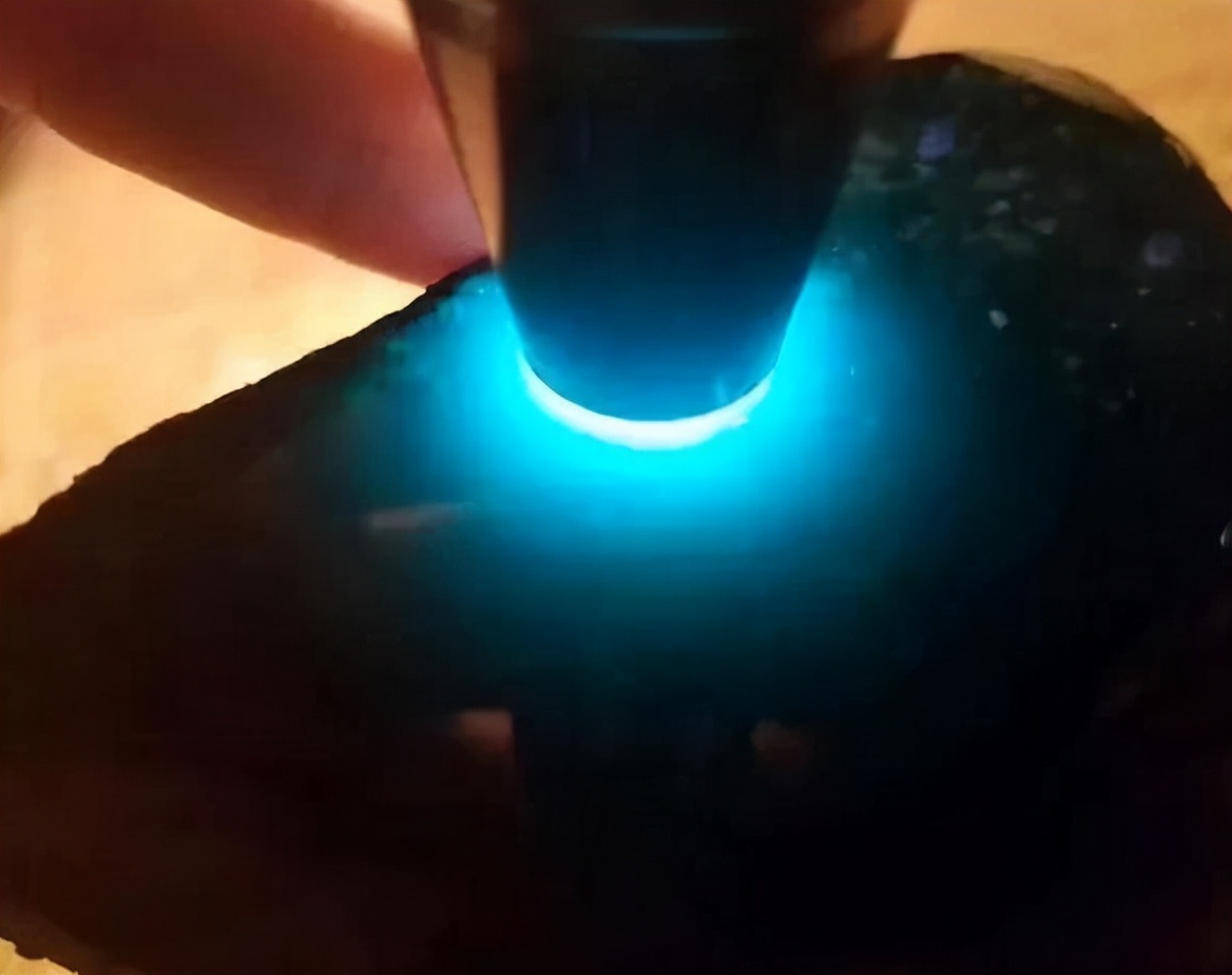 翡翠|蓝水翡翠值钱吗？天空蓝，湖水绿都是让人迷醉的美