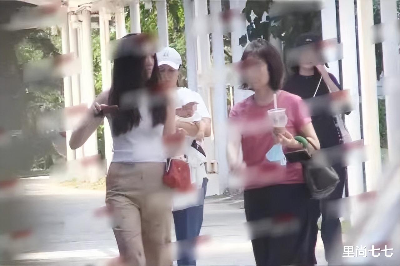 李亚鹏90后小娇妻陪婆婆散步打扮也精致,4月大女儿正脸美过李嫣