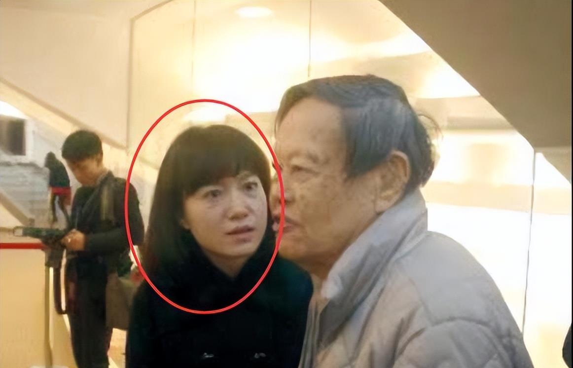 许文强 杨振宁老婆越老越漂亮，剪短发改变气质，而且不扮少女打扮得体