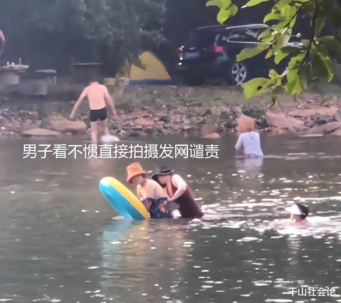 俩女子在河里戏水,无视他人褪衣搓澡,陌生男子拿出手机拍照谴责