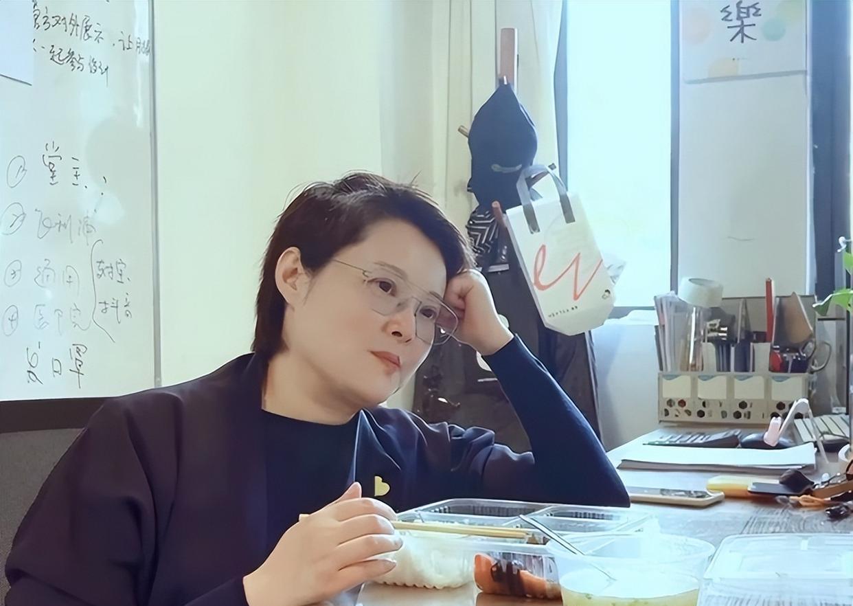 袁立|50岁袁立晒办公生活，边吃盒饭边跟员工唠嗑，还坐2元公交上下班