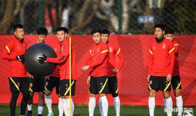 武磊|16倍镜破案，国足输日本越南武磊丢球一模一样，李霄鹏60天练了啥