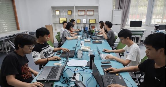 教师|“理想女婿”职业排名之中，榜首可谓是实至名归，教师不太受欢迎