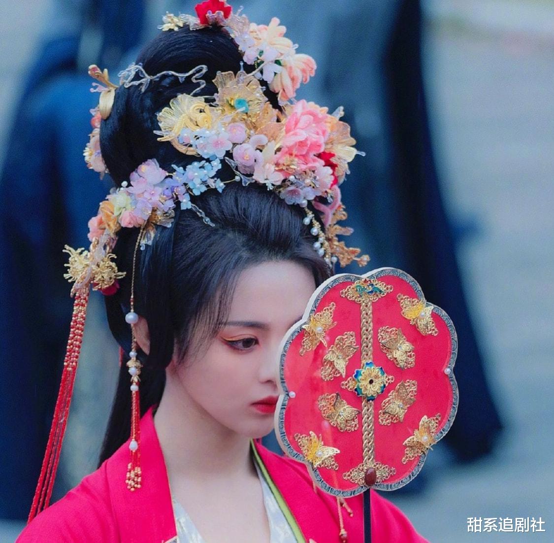 杨超越|杨超越新剧红衣大婚路透,满头鲜花抢镜,三种颜色见品相