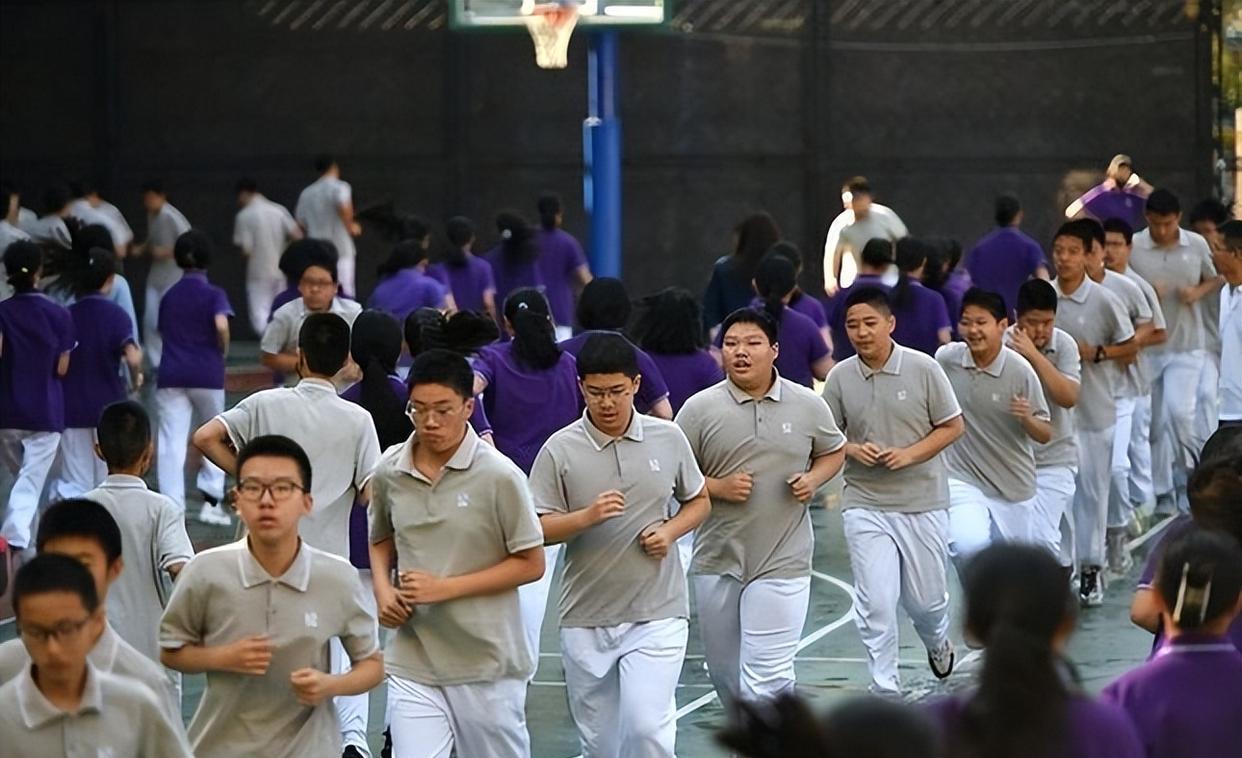 2014年,20岁李亚诺花16万断骨,只为长高7.2厘米,如今后悔不迭
