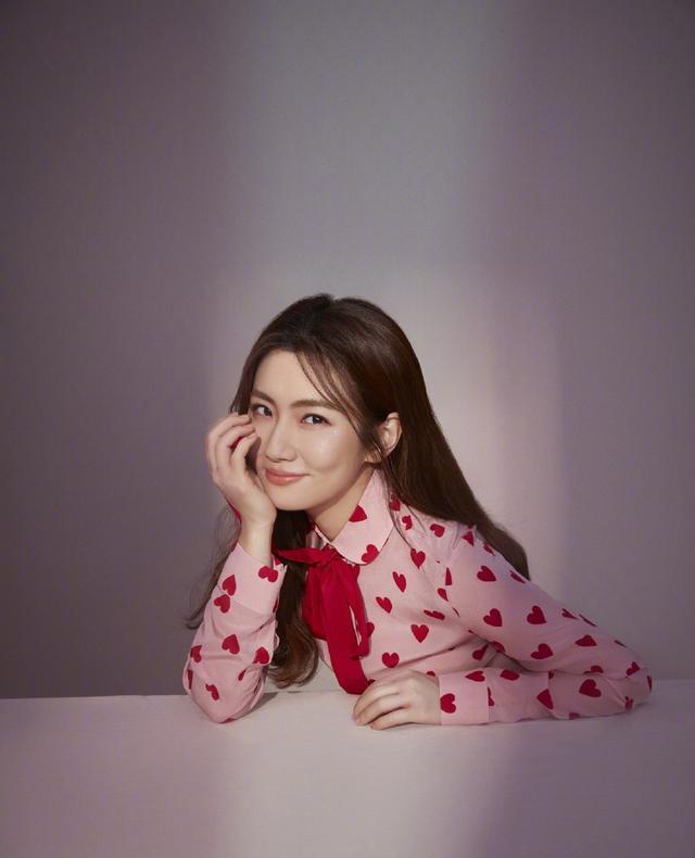 Selina|歌手任家萱展示腿部疤痕,微笑面对镜头,网友:自信女孩儿很美丽