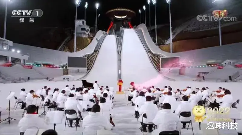 春晚|安踏国家队炽热科技护航春晚，携音乐家优雅演绎冰雪浪漫