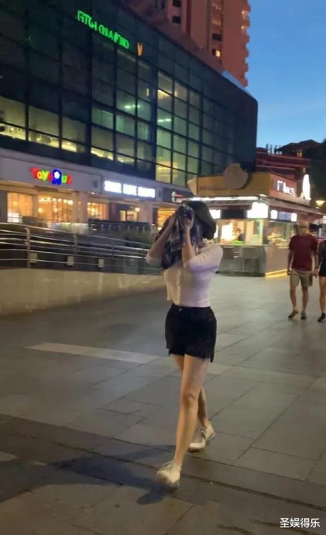 许晴|娱乐圈的“性感女神”！穿紧身衣彰显身材，53岁依旧韵味十足