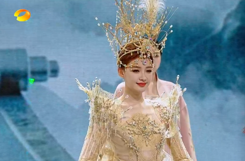 朱迅|金鹰奖开幕，两位主持人大变样，朱迅整容过度，汪涵苍老又邋遢