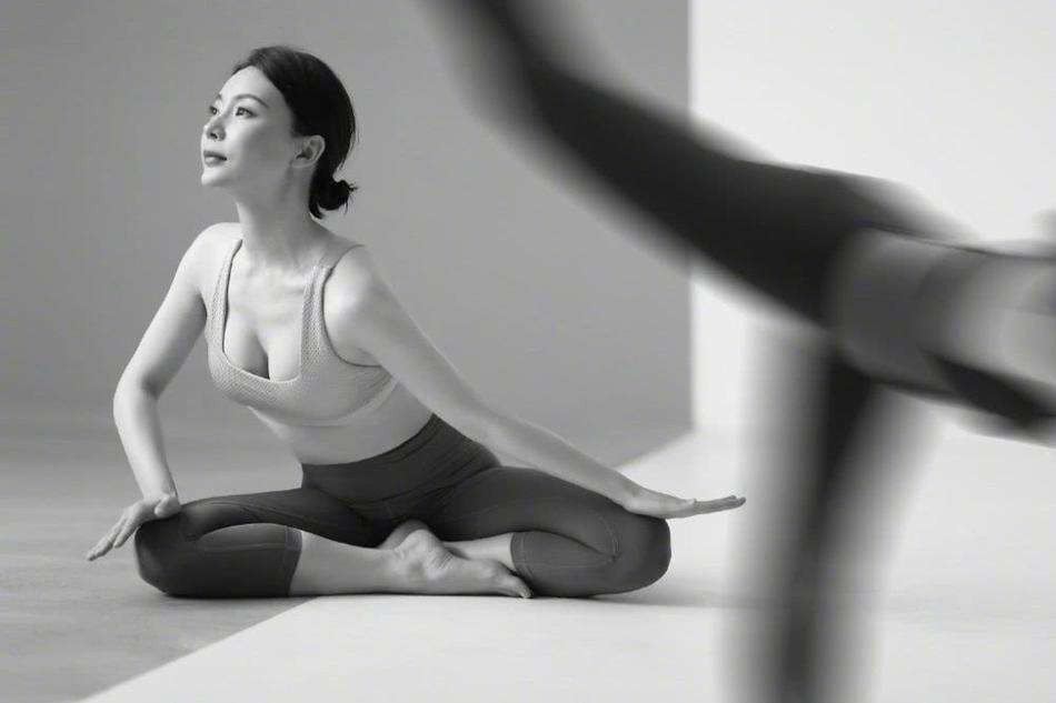 陈数|45岁陈数躺地上练瑜伽,穿运动内衣秀小蛮腰,腾空拱起上半身功力强