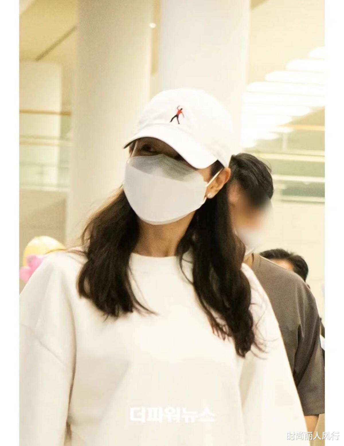 孙艺珍|孙艺珍近照太像孕妇了!穿白色长裙小肚子藏不住,孕态也更明显了