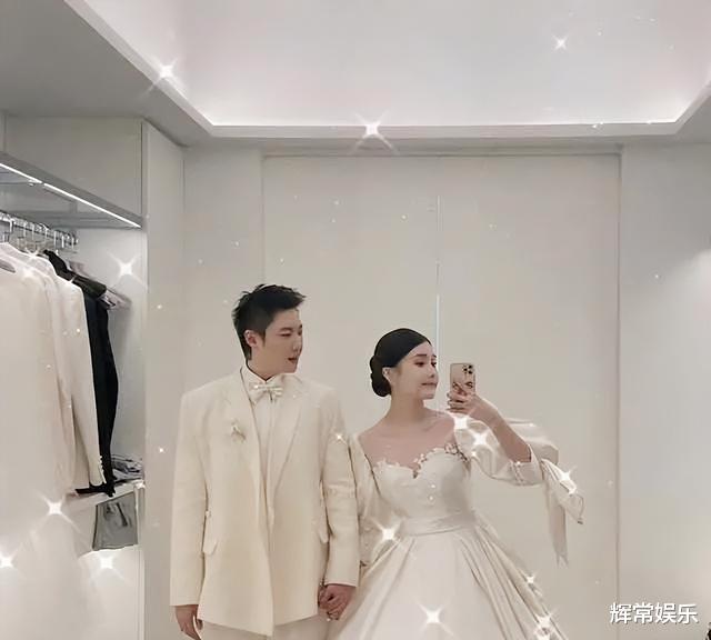 赵本山|赵本山女儿晒婚纱照,四肢纤细身材火辣,和男友同框有夫妻相