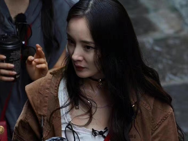 张楚楚|一组热巴未修图曝光！方形脸痘痘肌，内娱颜值天花板滤镜粉碎