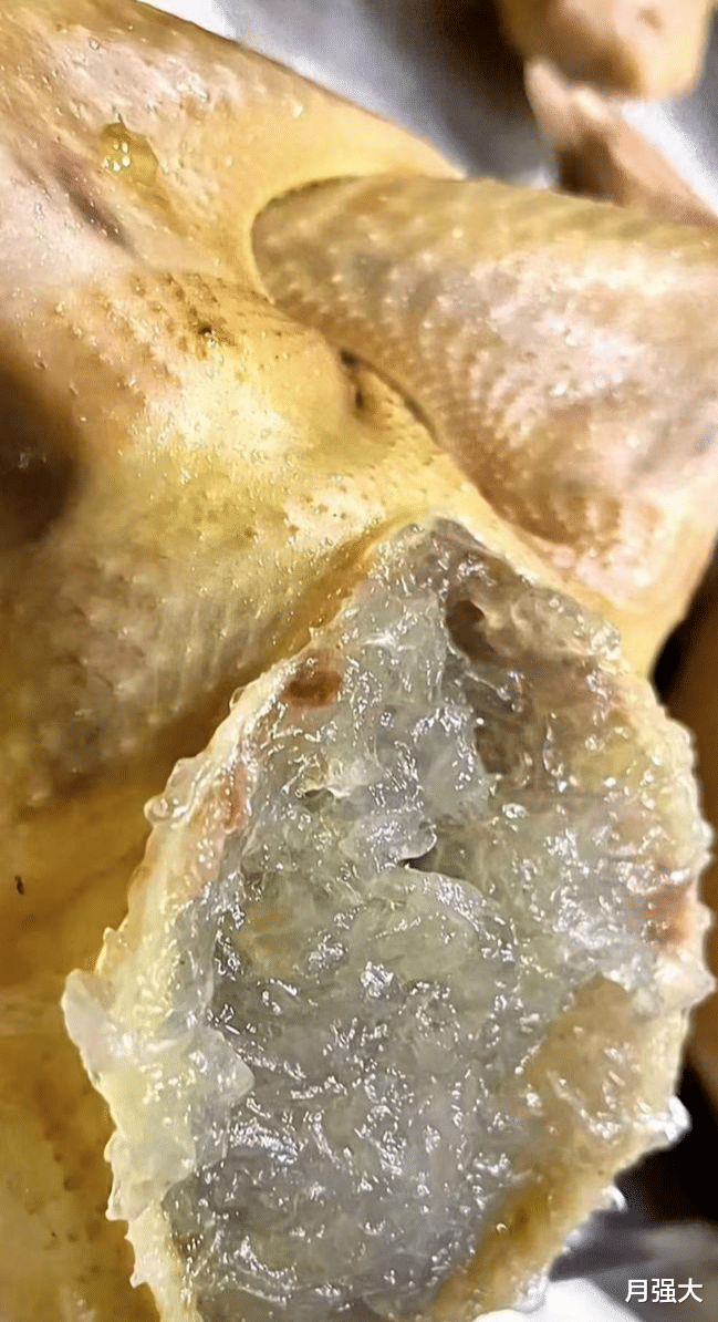 万梓良|65岁万梓良曝近况！戴“鸽子蛋”吃鲍鱼乳鸽，满脸通红在室内抽烟